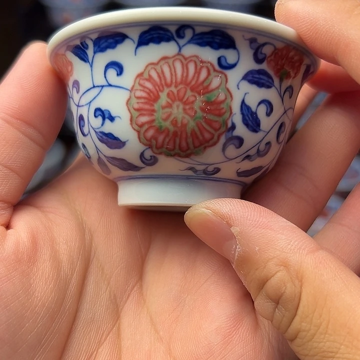 青花釉里红小压手杯活动款