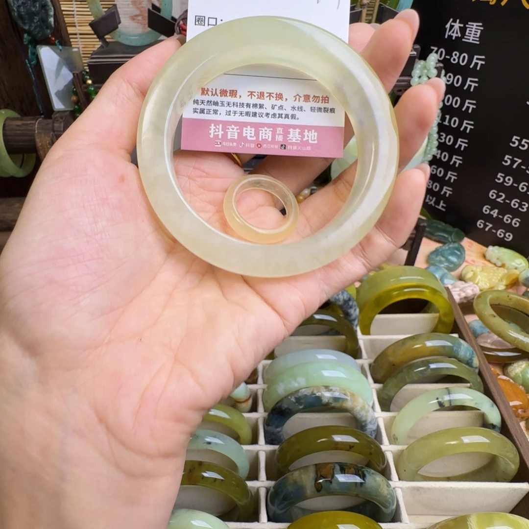 嘟***。蛇纹石玉未镶嵌手镯