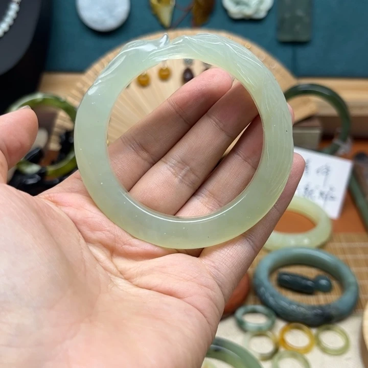 蛇纹石玉手镯未镶嵌