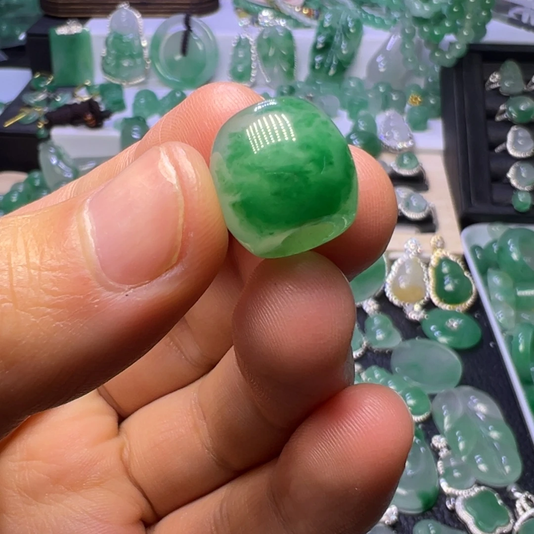 石英质玉（非洲翠）未镶嵌颈饰