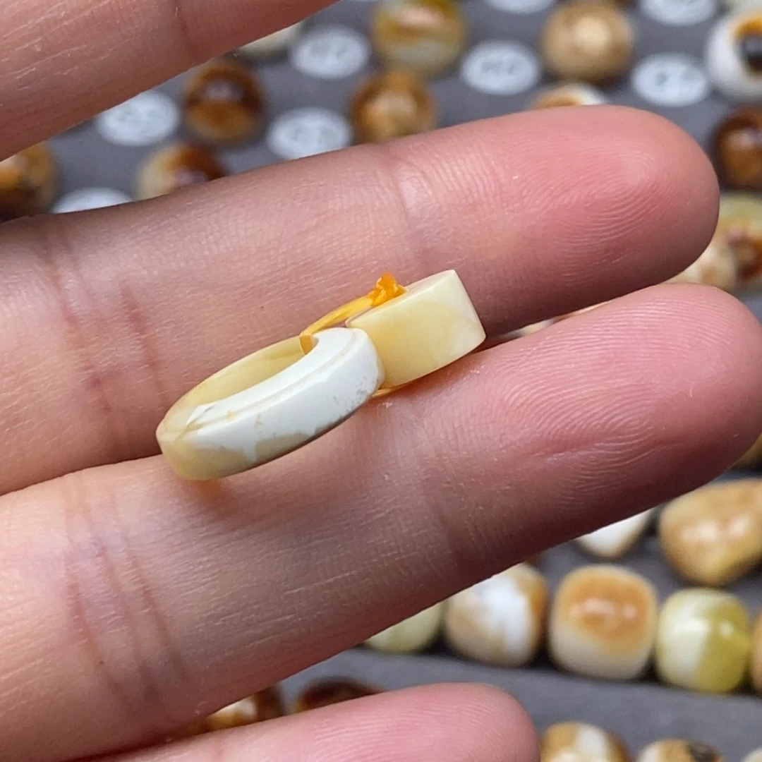 裸石金珀未镶嵌跑环