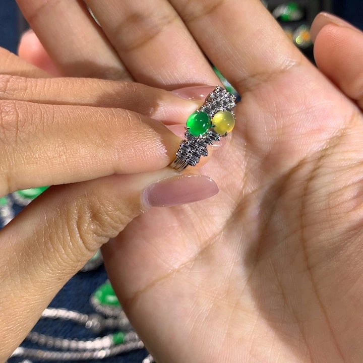 翡翠18K金镶嵌戒指黄翡绿翠双蛋面戒指