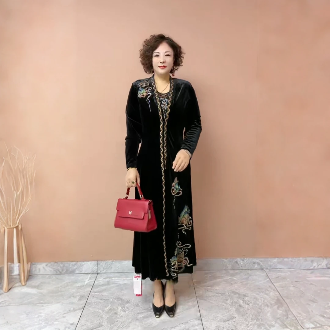 90340高端阔太太金丝绒中老年妈妈绣花大码开衫减龄长款风衣外套