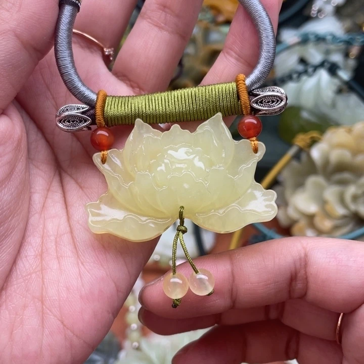 蛇纹石玉吊坠合金