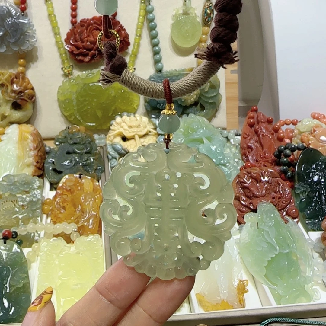 未镶嵌蛇纹石玉吊坠