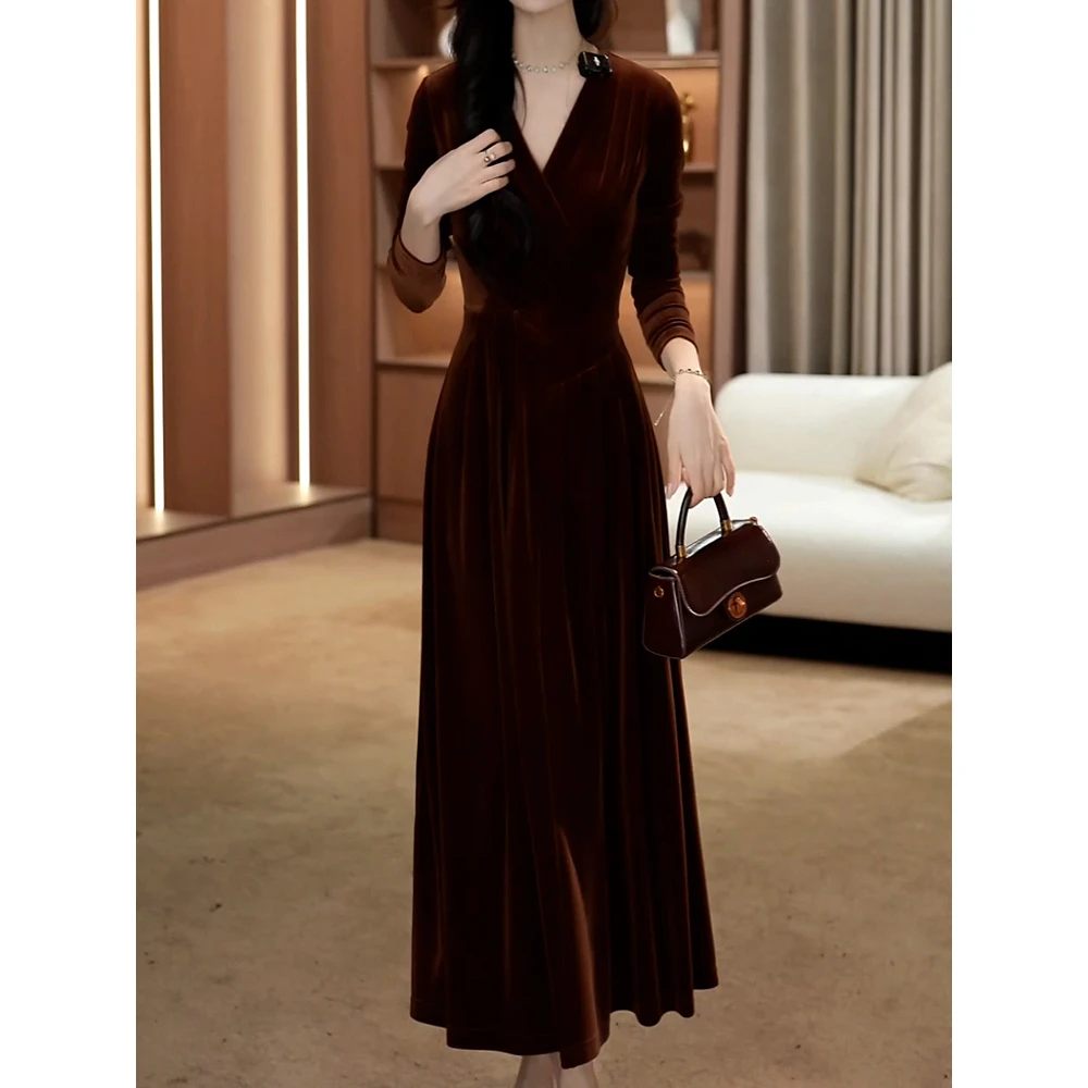 轻奢时尚优雅高级感丝绒连衣裙2025秋冬新款气质减龄显瘦A字长裙