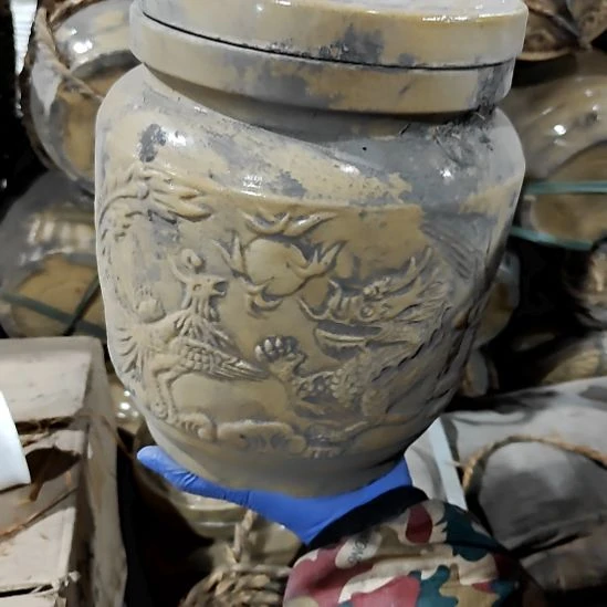 瓷片盘子碗茶壶啥都有