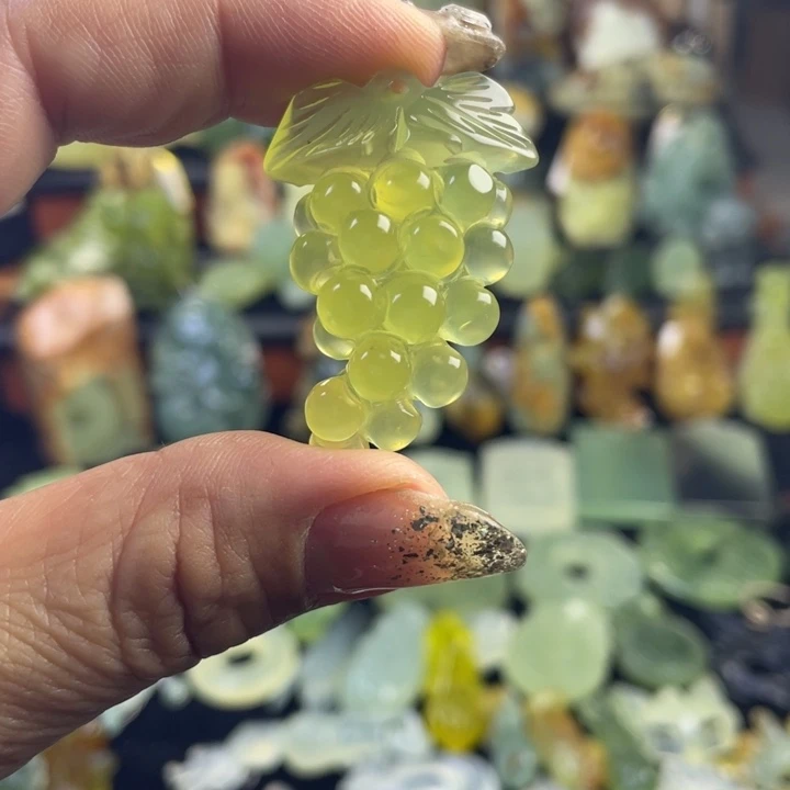 蛇纹石玉颈饰合金