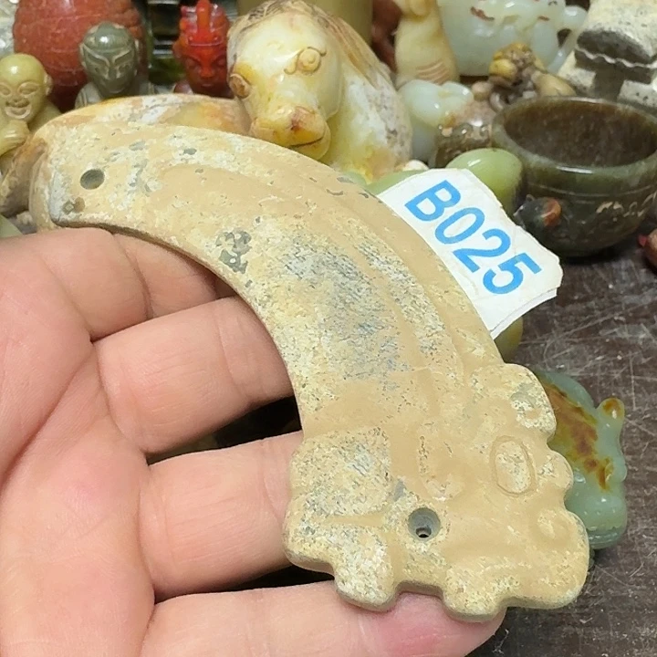 透闪石-蛇纹石玉未镶嵌颈饰