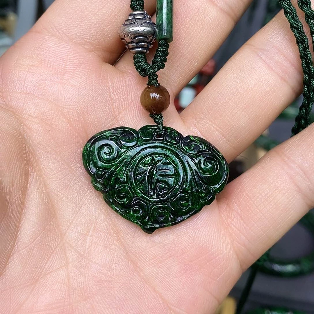 颈饰未镶嵌翡翠漂亮美眉