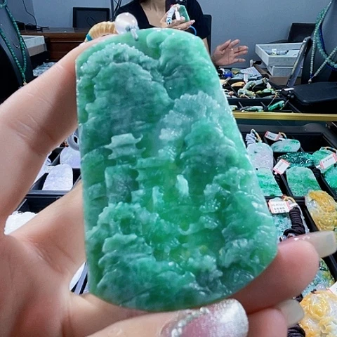颈饰未镶嵌翡翠一个