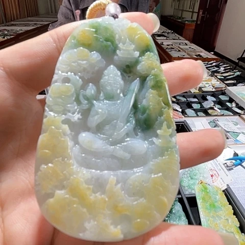 翡翠未镶嵌颈饰一个