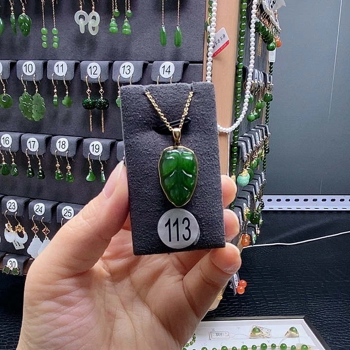 如***煊颈饰18K金镶嵌和田玉