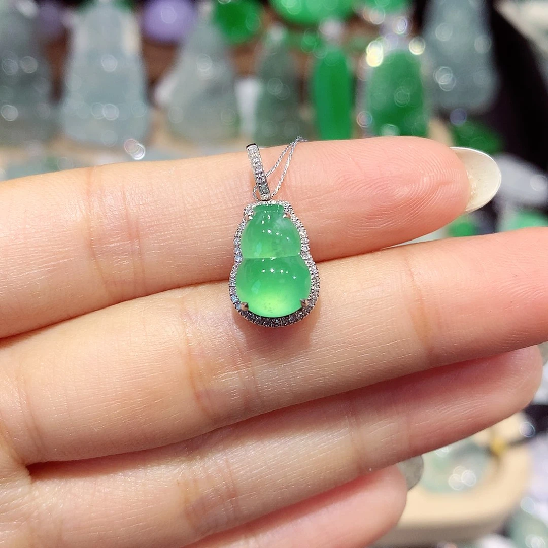 翡翠18K金镶嵌颈饰葫芦