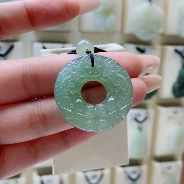 时***年和田玉未镶嵌颈饰