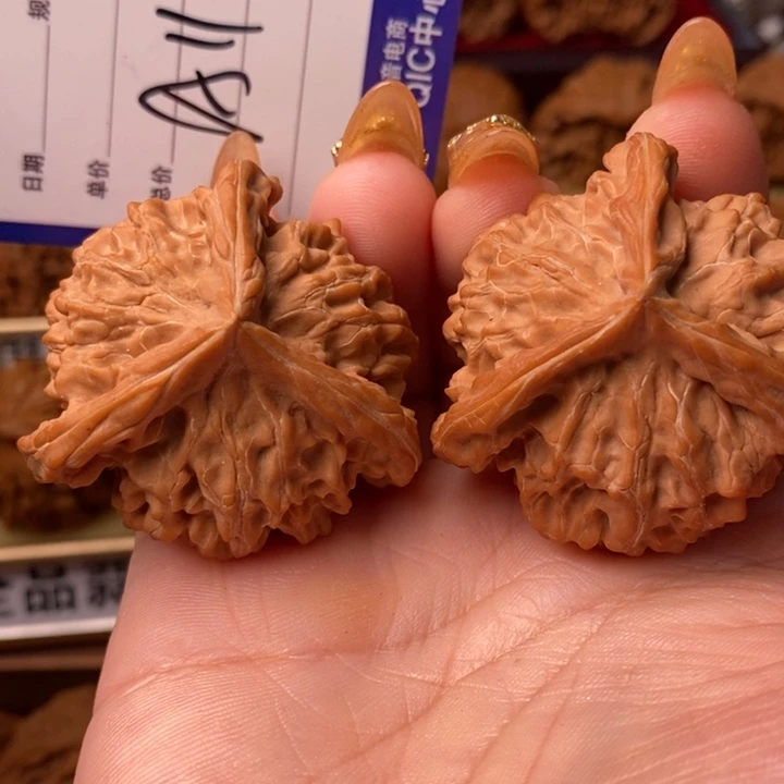 桃核把件正奔三棱