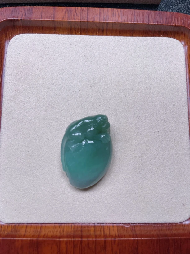 缅甸天然A货翡翠，水润灵猴献寿吊坠。