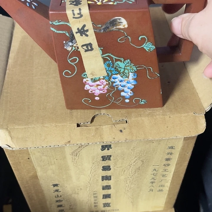 茶壶段泥原矿泥料手工制作的一把紫砂壶。