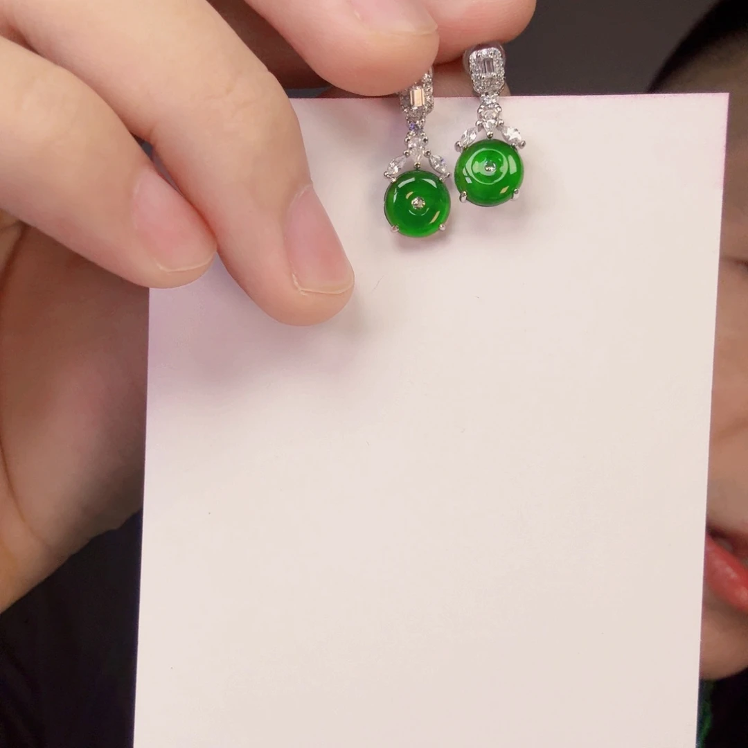 翡翠未镶嵌颈饰一对