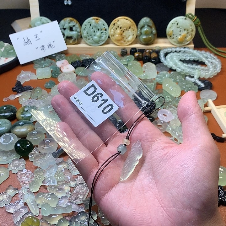W***。蛇纹石玉未镶嵌颈饰