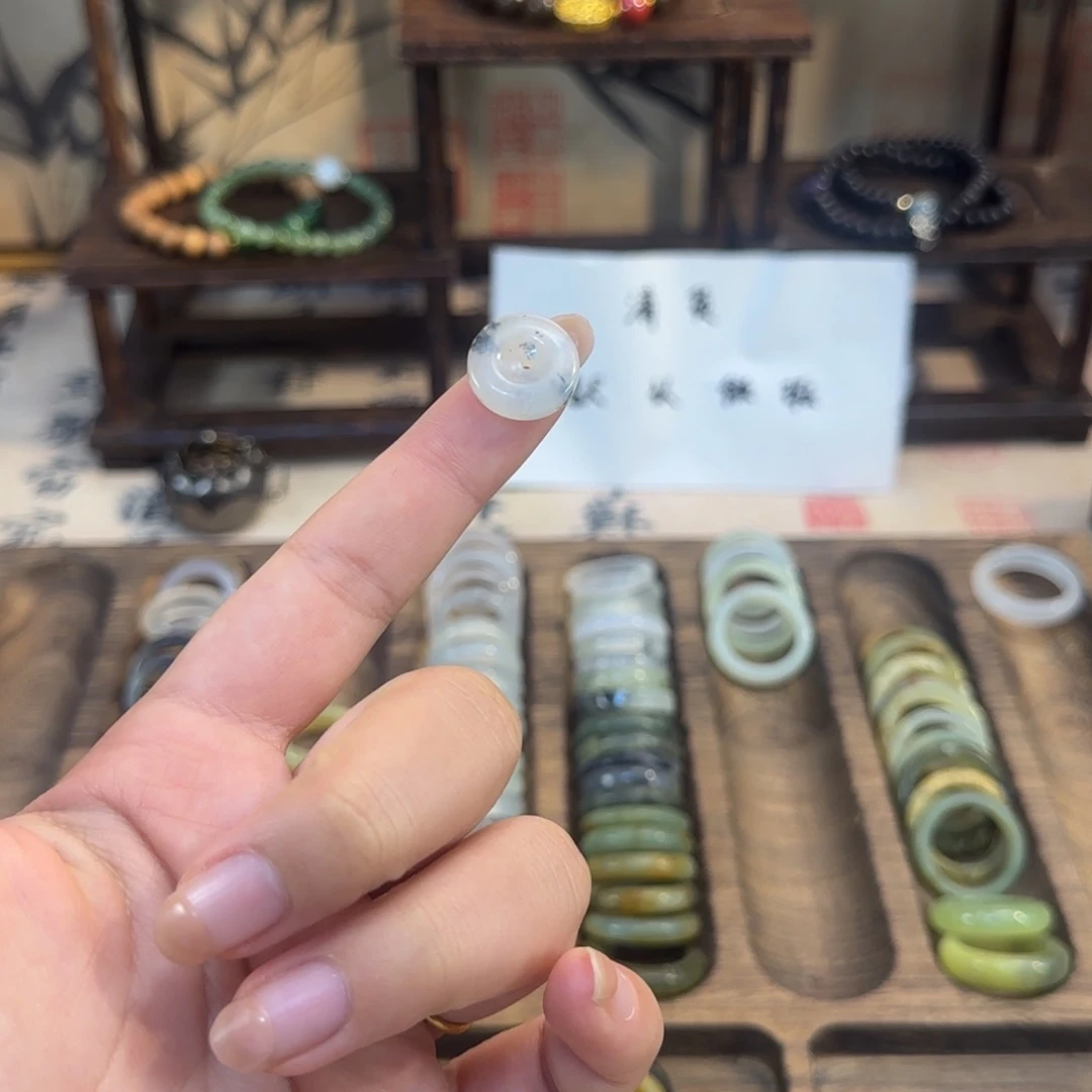 蛇纹石玉颈饰合金