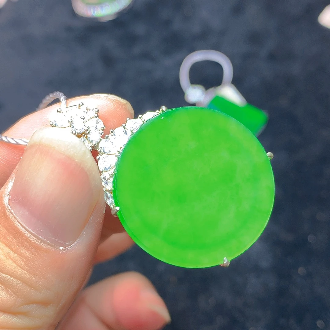 颈饰银S925镶嵌翡翠在**方