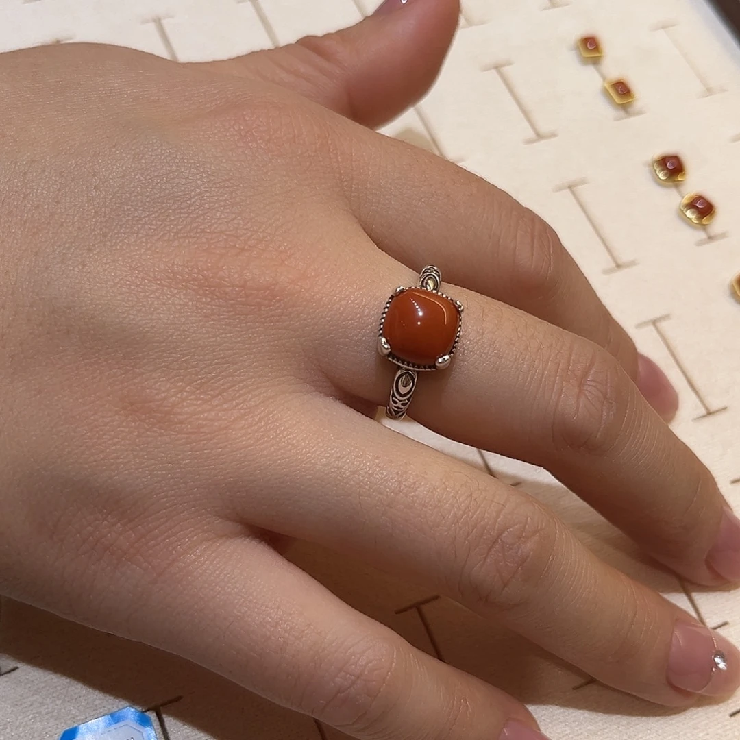 足银红色方糖戒指一个