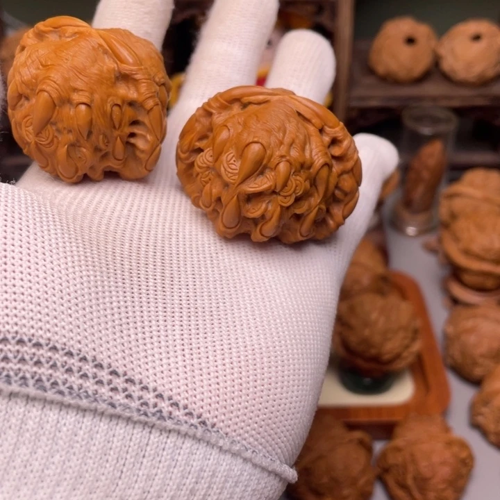 p****s白狮子雕刻的吞噬