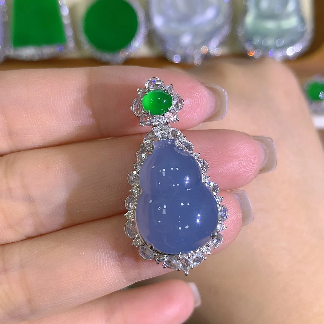 翡翠18K金镶嵌颈饰葫芦