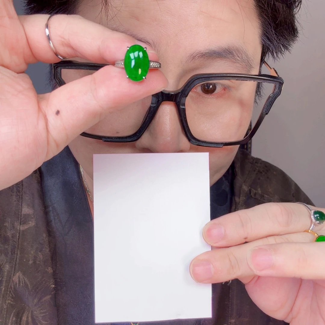 翡翠未镶嵌颈饰一件