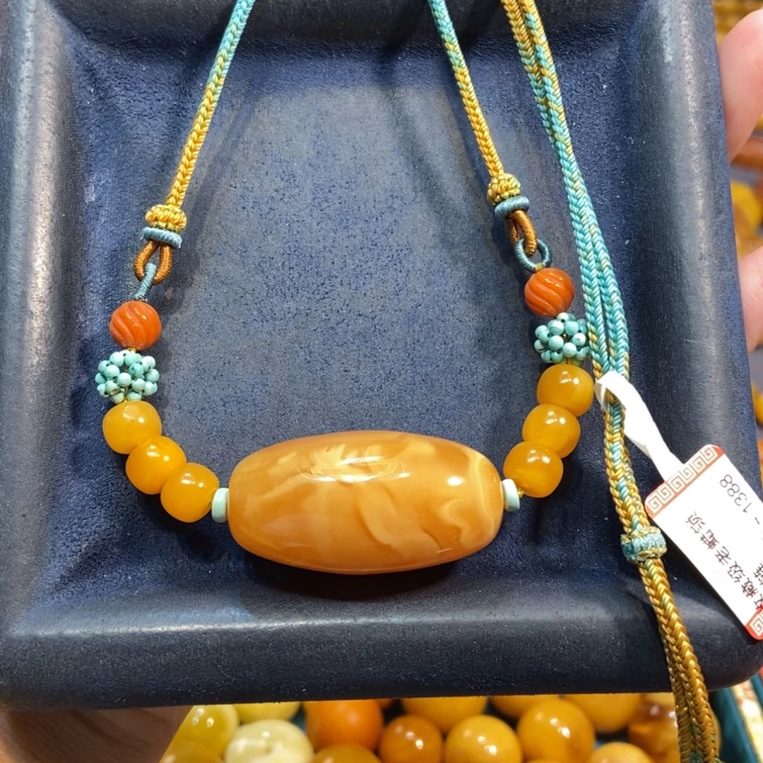 琥珀未镶嵌颈饰蜜蜡