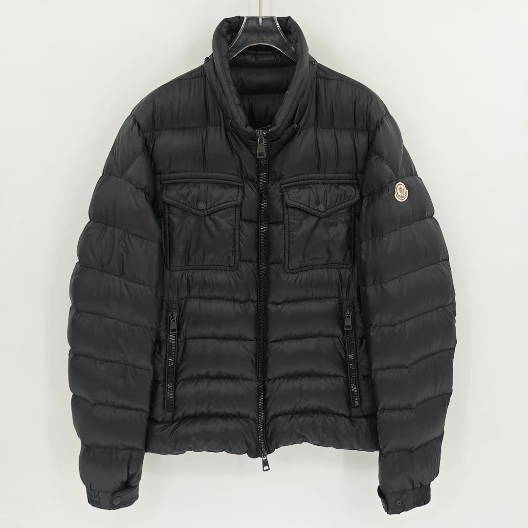 99新 MONCLER 蒙口  黑色双胸兜徽标刺绣羽绒服/3码/Sw24805