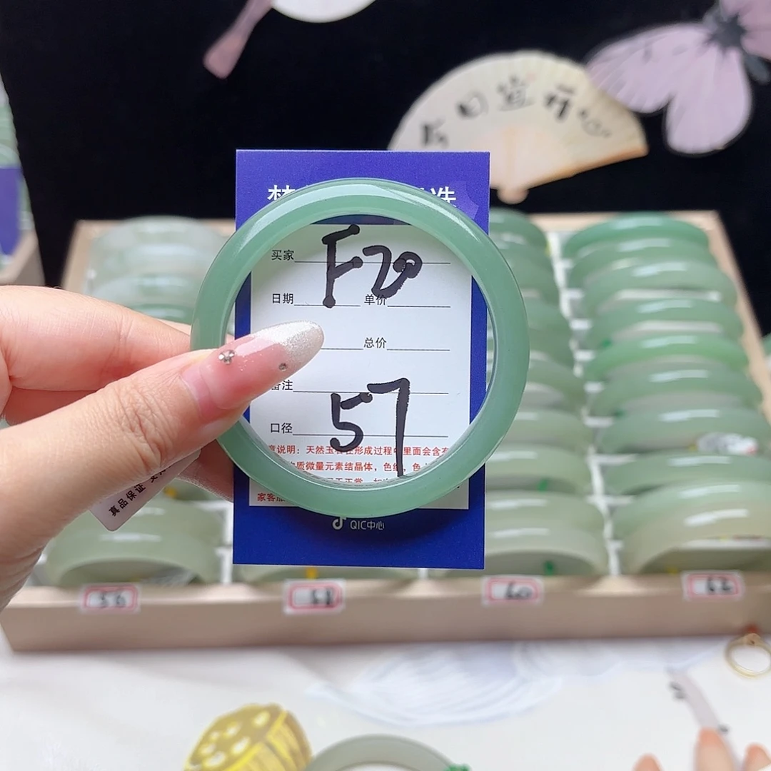 小****石英质玉未镶嵌手镯