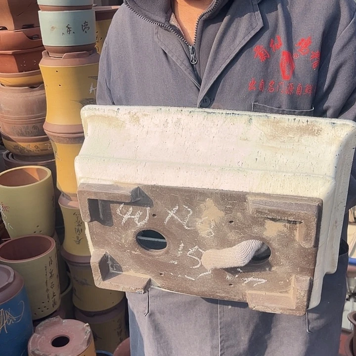 紫砂紫砂花盆和红砖墙