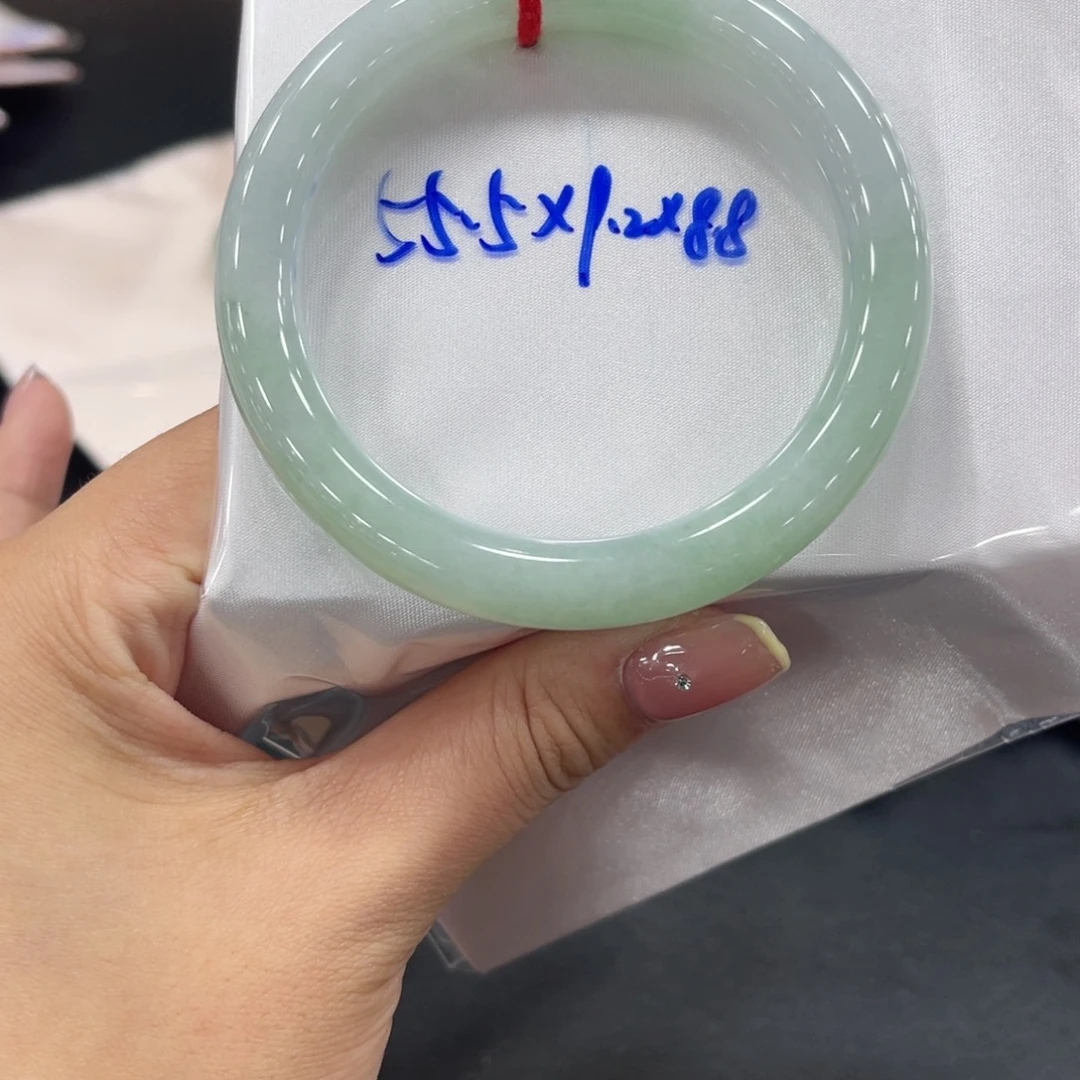 翡翠手镯未镶嵌翡翠