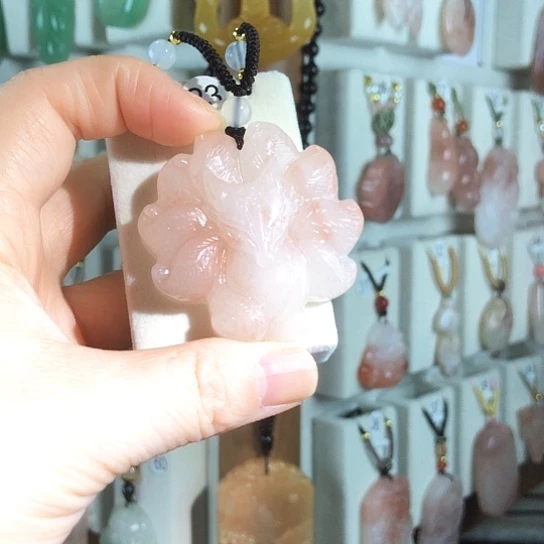 颈饰未镶嵌石英质玉（金丝玉）