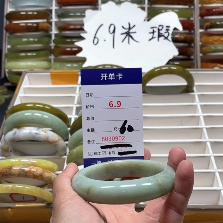 蛇纹石玉手镯未镶嵌赵**?