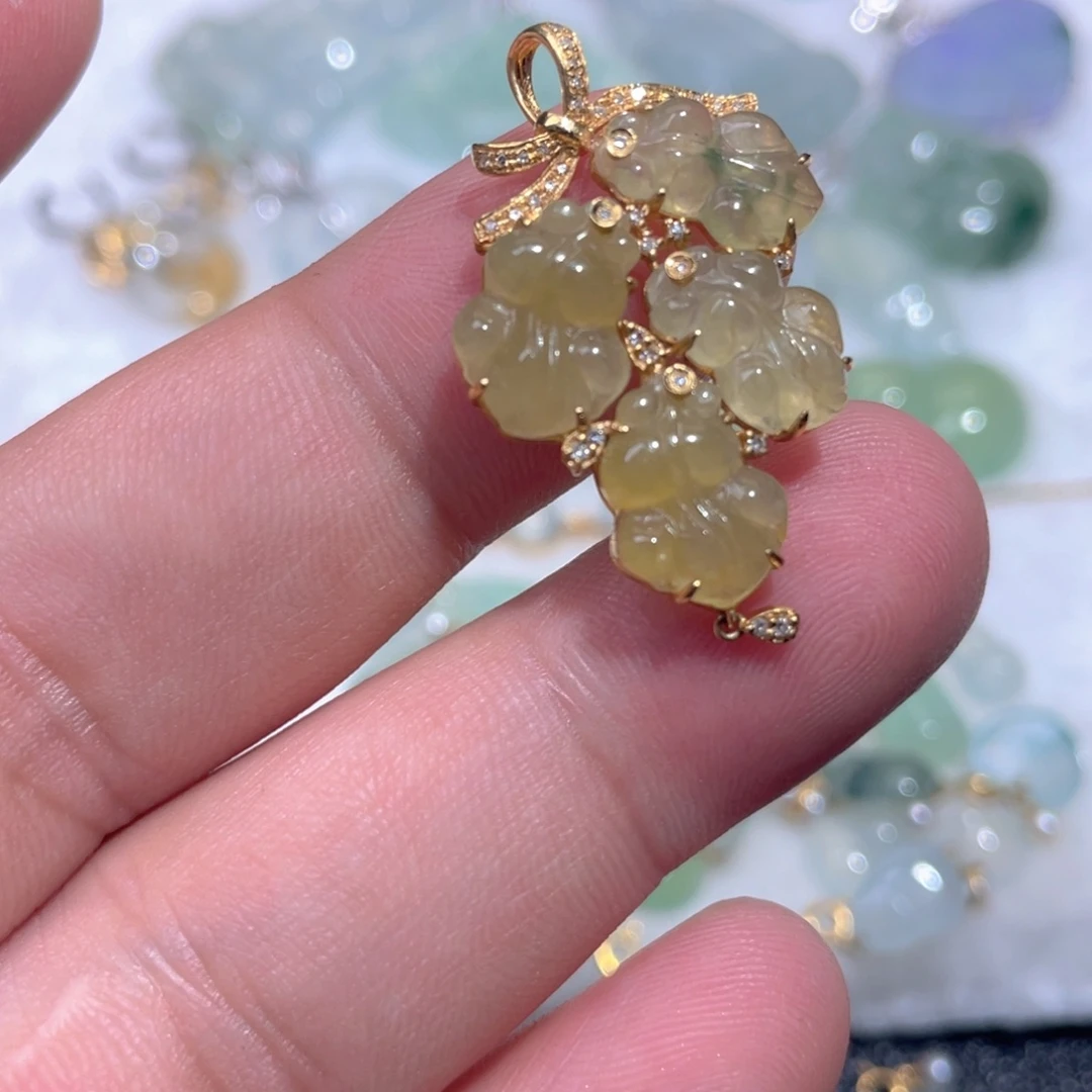 翡翠18K金镶嵌颈饰