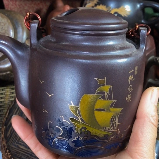 茶壶紫砂原矿泥料手工制作的一把紫砂壶。