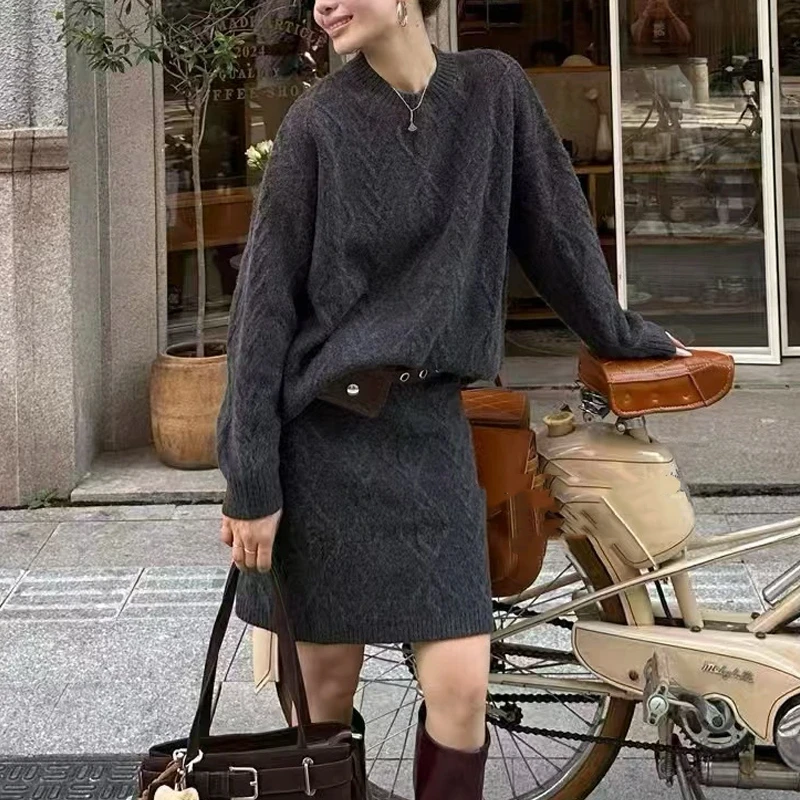 韩式通勤显瘦百搭套装2025冬季针织上衣半身裙两件套复古风设计感