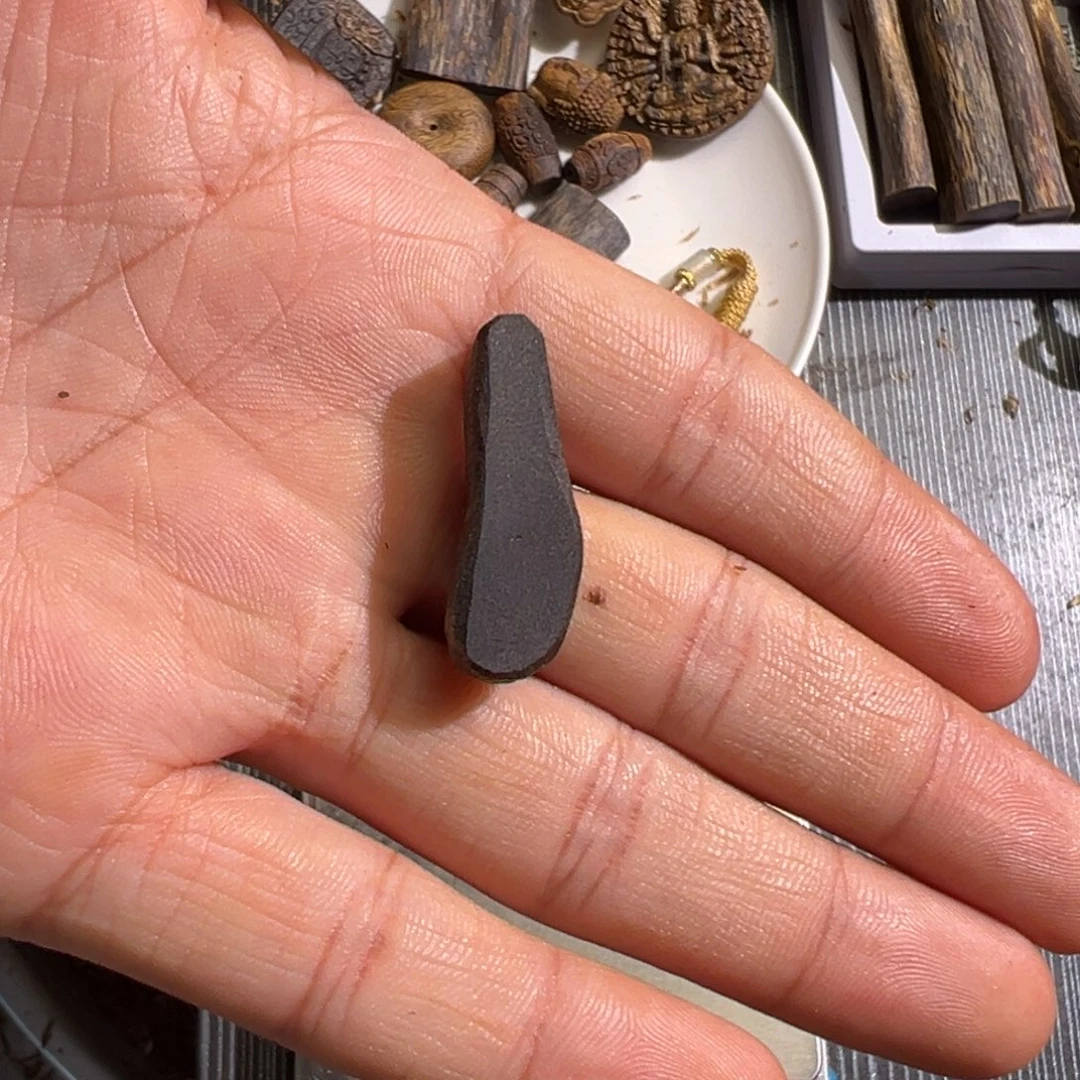 ：***╲沉香碎屑沉香绿棋楠素牌