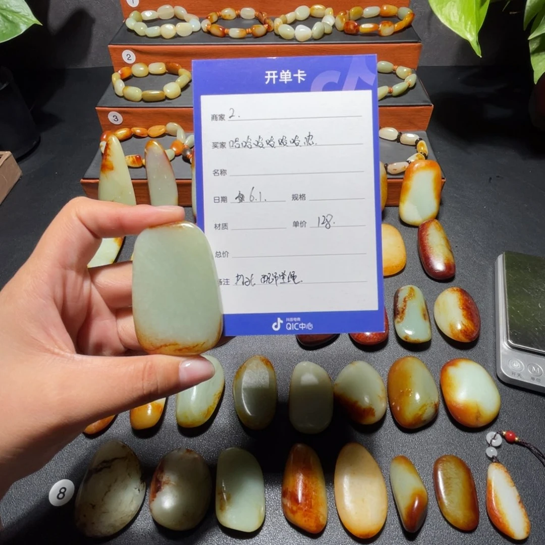 和田玉未镶嵌颈饰哈****沈