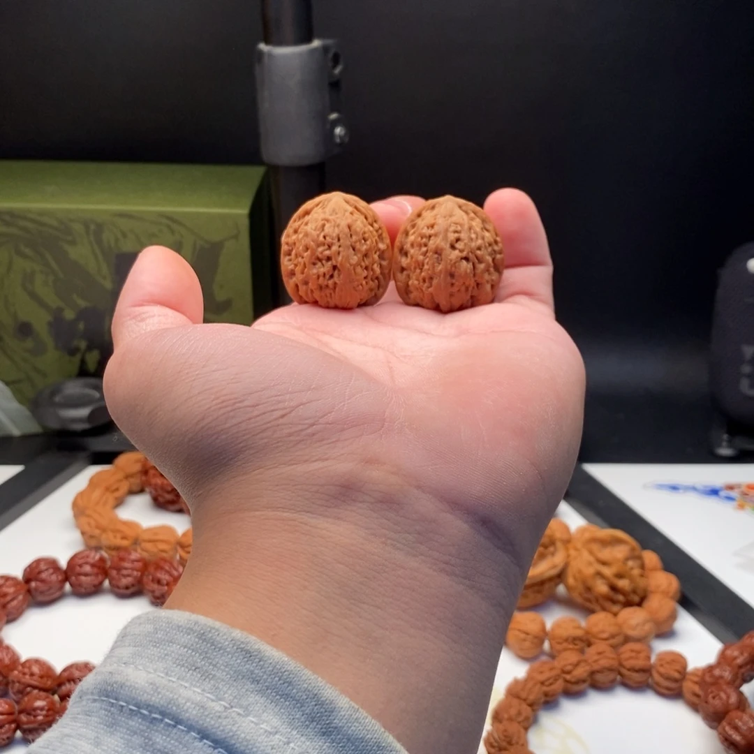 文玩核桃吊坠31.5全品红玛瑙密纹