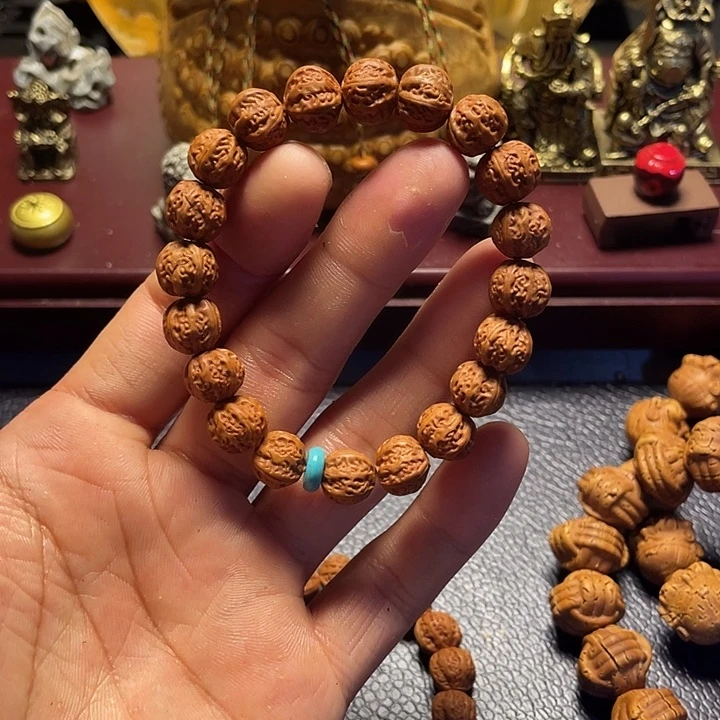 龙纹桃核雕刻京八棱