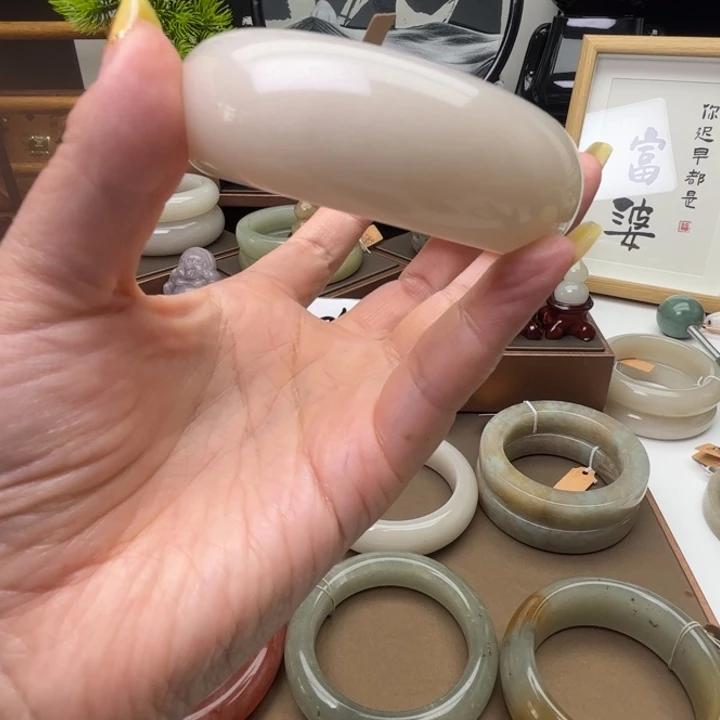 ****过未镶嵌手镯石英质玉