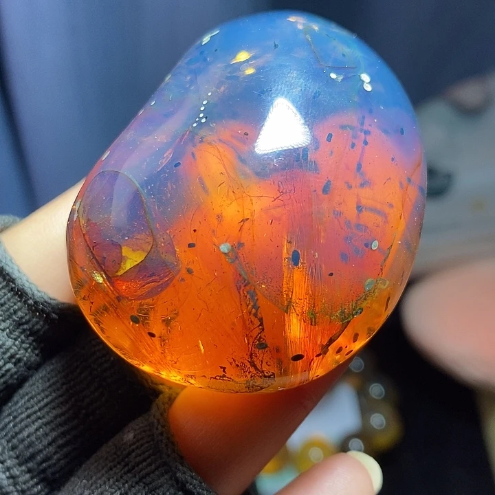 琥珀未镶嵌裸石40多克变色龙