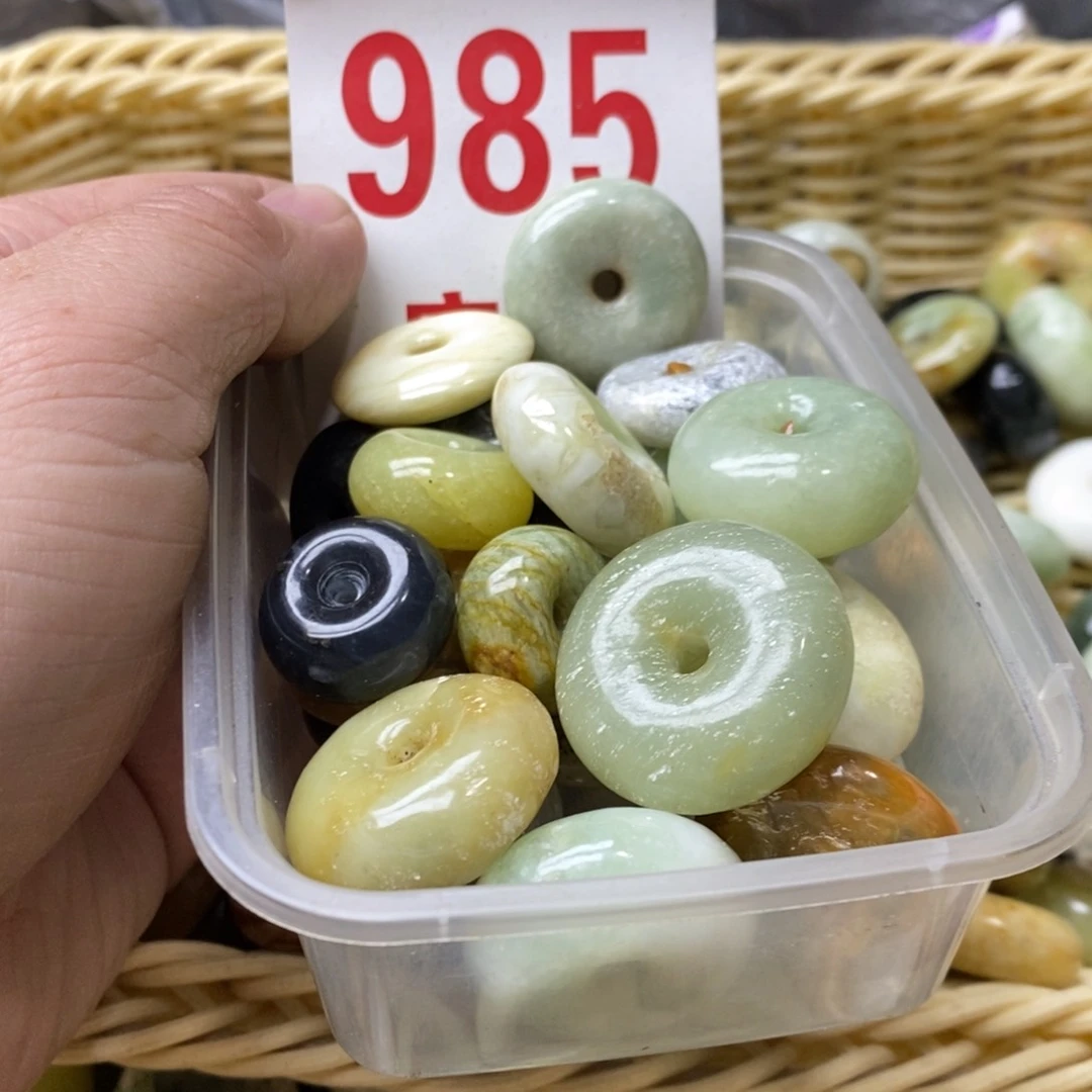 蛇纹石玉挂坠未镶嵌