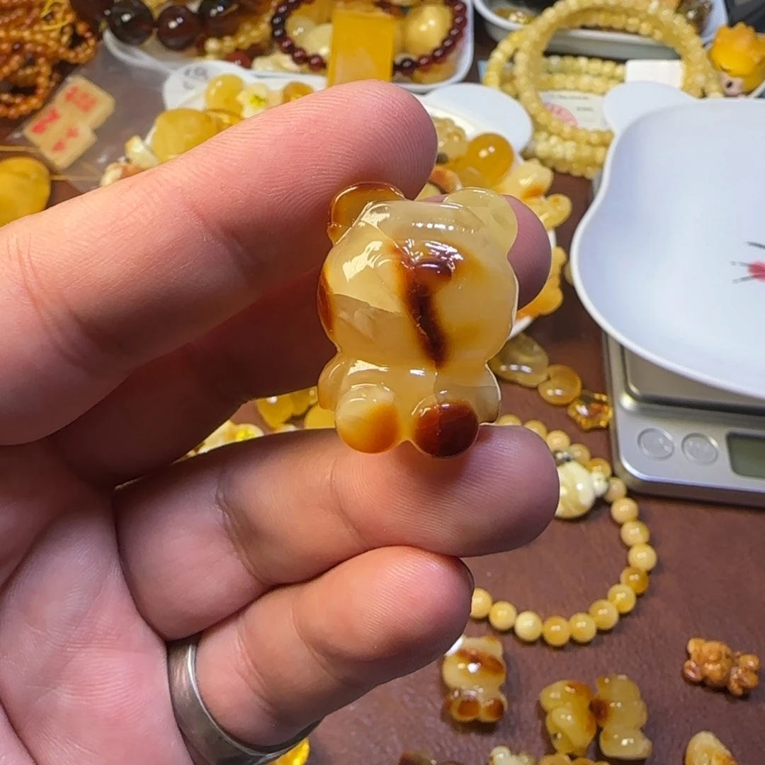 琥珀未镶嵌裸石6.6克重瑕