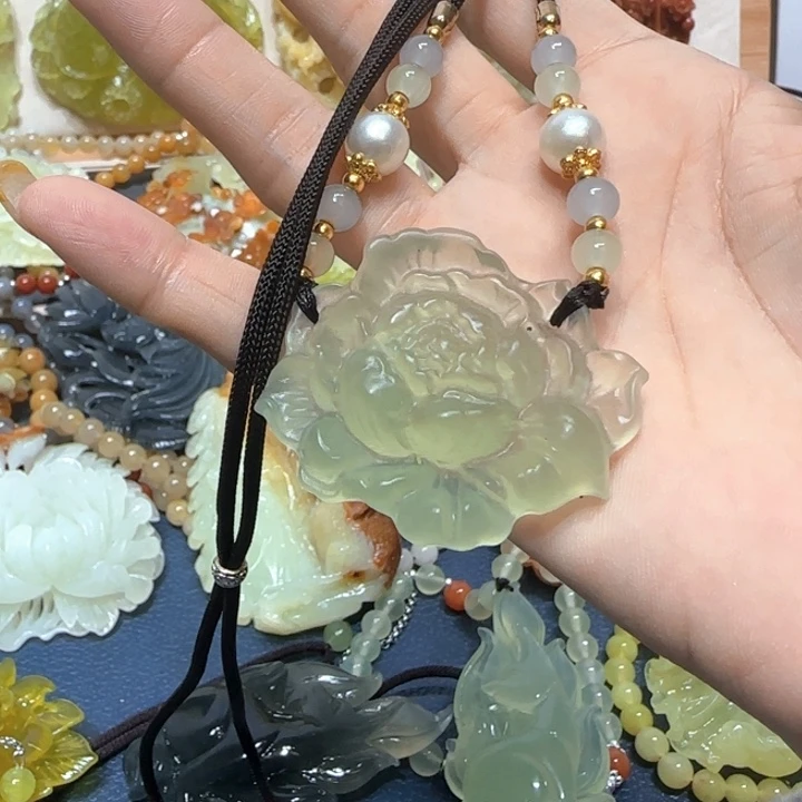 未镶嵌蛇纹石玉吊坠
