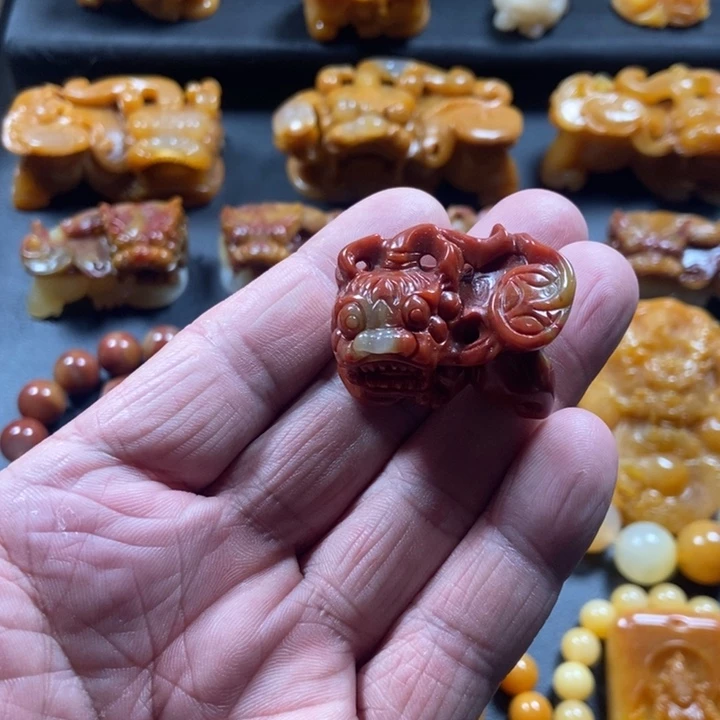 石英质玉（黄龙玉）未镶嵌颈饰